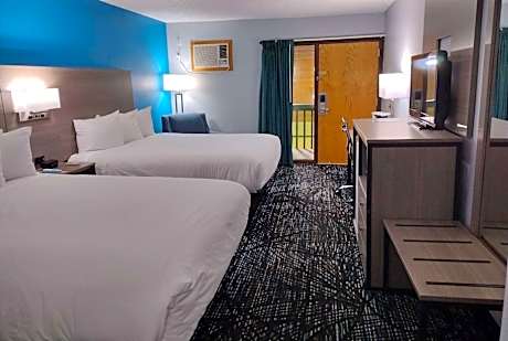 Queen Room with Two Queen Beds and Pool View - Non-Smoking