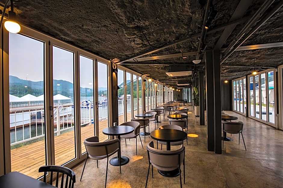 Parotia waterhouse hotel