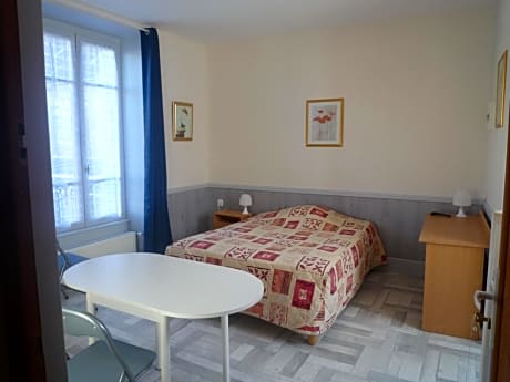 Double Room with Private Bathroom N°8