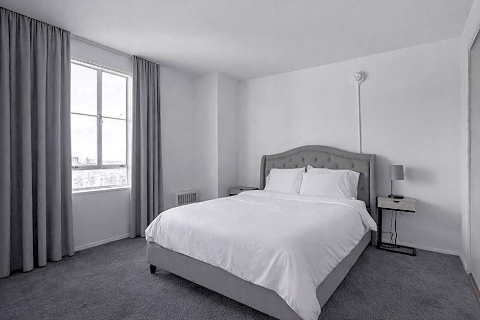 Spacious 2 Bedroom 2 Bathroom Unit Great Location