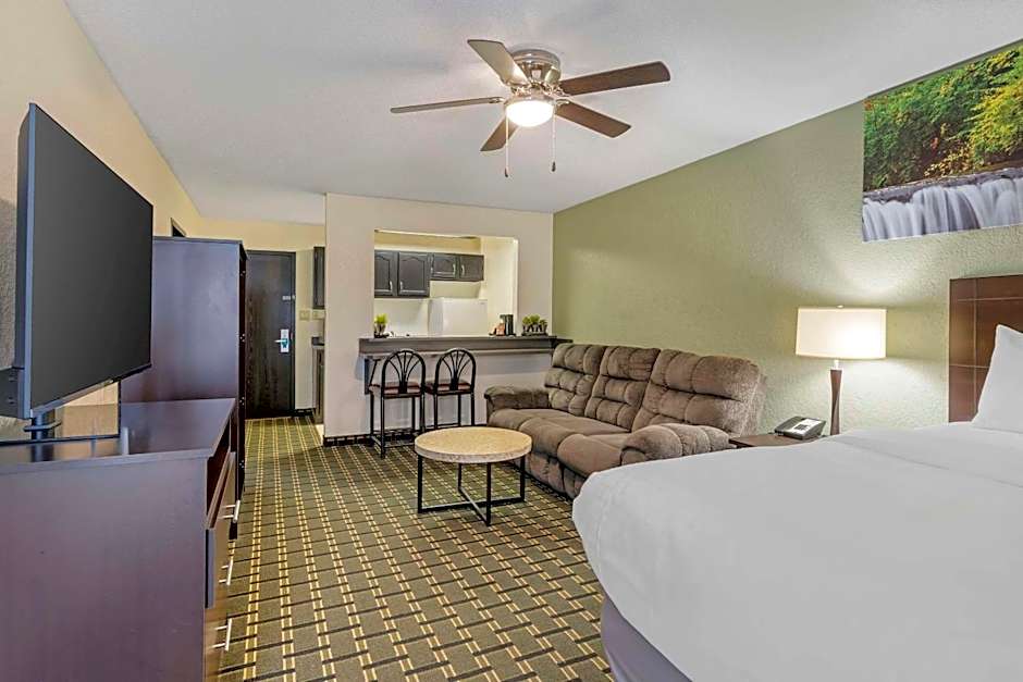 Clarion Pointe