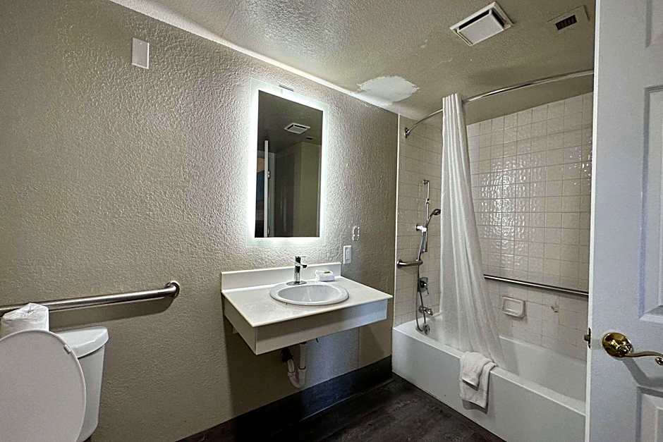 Photo 1 of 3 of 1 King Bed, Hearing/Mobility Accessible, Grab Bars, Bathtub