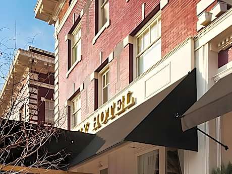 1 Queen Mobility/Hearng Access Roll In Shower