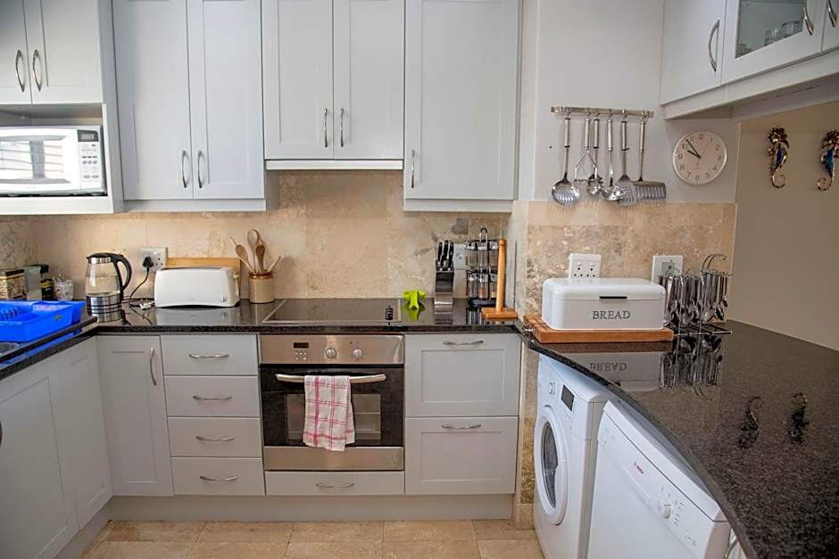 WATERFRONT 2 BR Home with mooring at Knysna Quays - life on the water