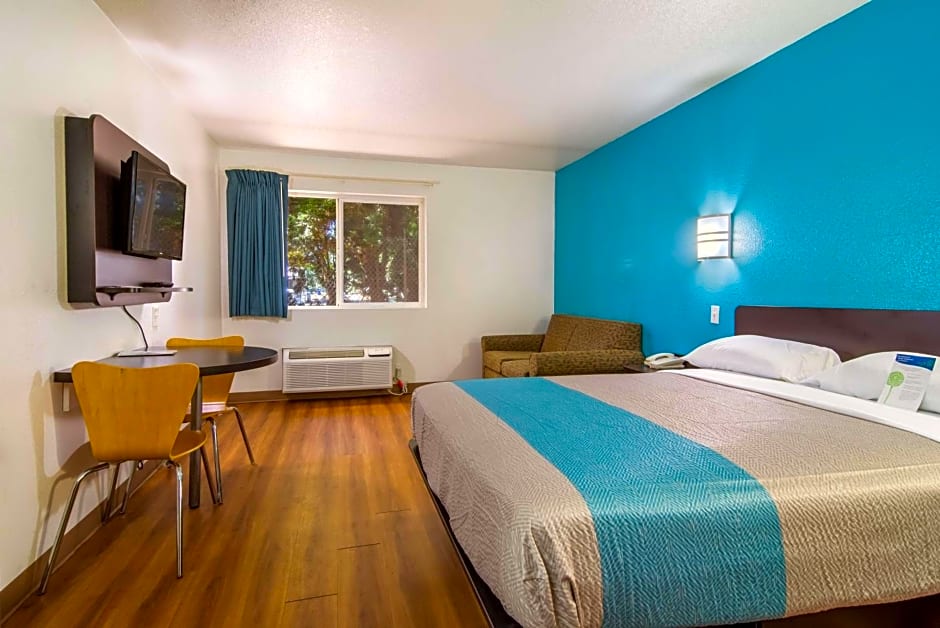 Motel 6 Portland Mall - 205