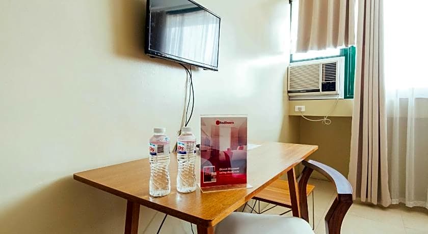 RedDoorz near Osmena Highway 1