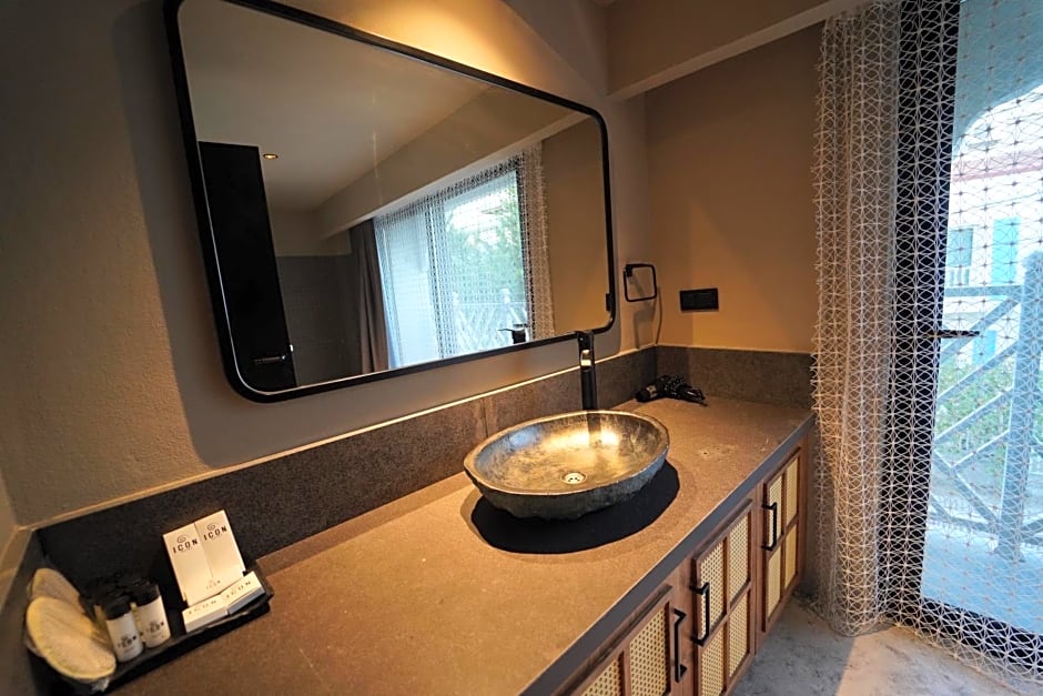 Icon Beach Suites Hotel Sovalye Island