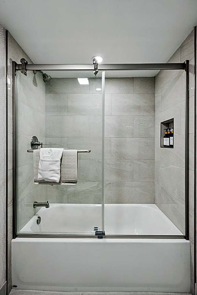 456 Embarcadero Inn & Suites