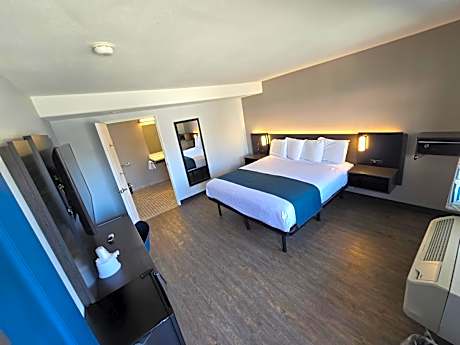 King Room with Roll-in Shower - Disability Access - Non-Smoking