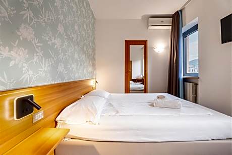 Single Room with Mountain View