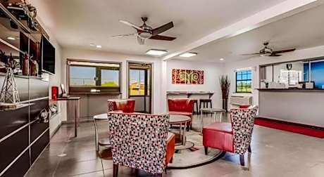 Econo Lodge Inn & Suites