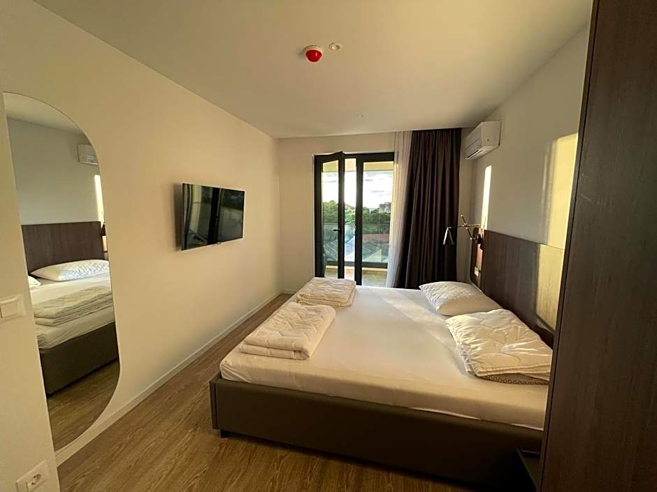 Uzelac Apartment - Pool & Sea View in Makarska