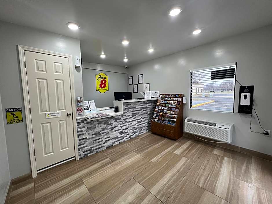 Super 8 by Wyndham Paducah I-24 Exit 4