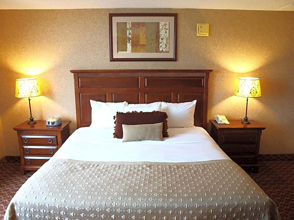 Ramada Hotel & Convention Center by Wyndham Topeka Downtown