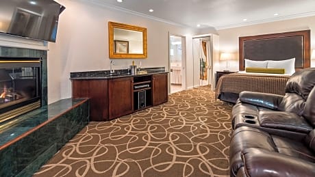 Accessible - Suite Queen Bed Mobility Accessible Roll In Shower Jetted Tub Non-Smoking Full Breakfas