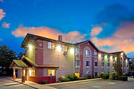 Super 8 by Wyndham Lexington Park/California Area