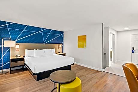 1 King Bed Suite Nonsmoking