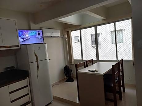 Loft 80 metros do mar na Praia Central com garagem