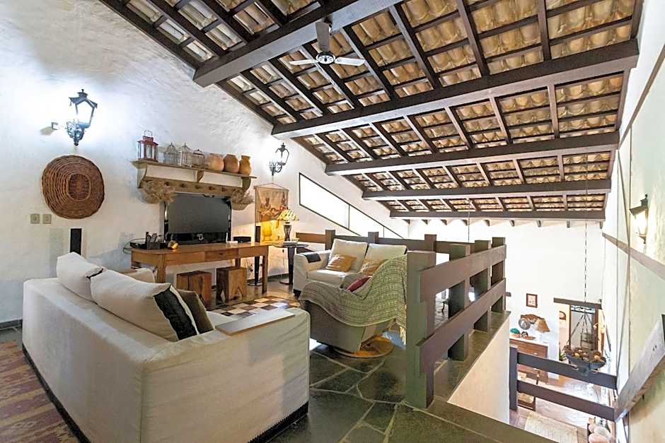 Sítio com piscina, área arborizada e lazer