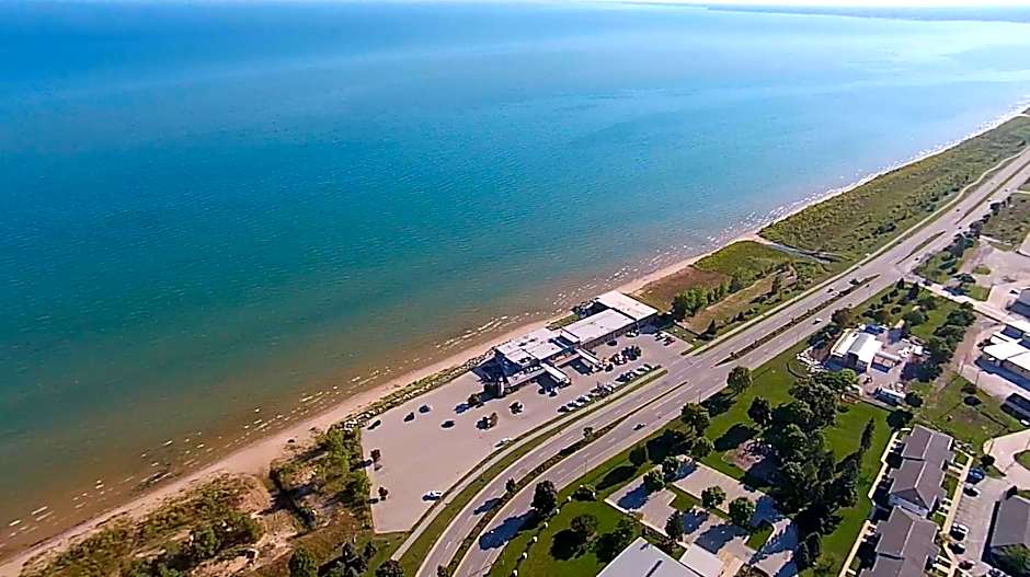 Lighthouse Inn - Two Rivers