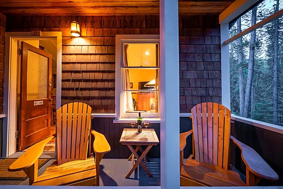 Johnston Canyon Lodge & Bungalows