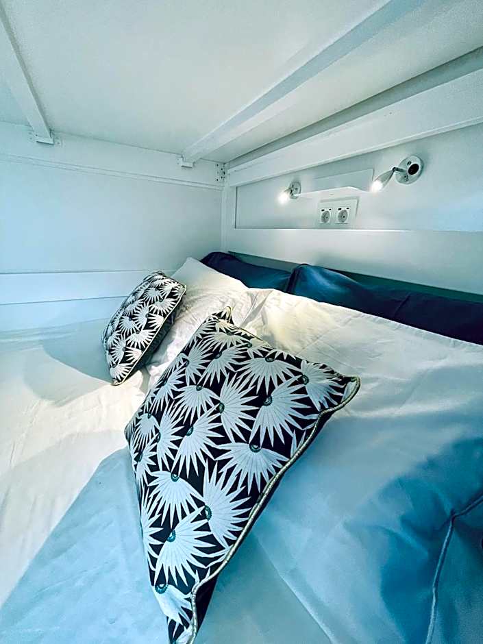 Partenope Hostel and Suites