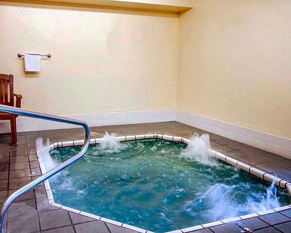 Quality Inn & Suites Medford Airport
