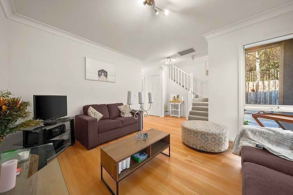 Doncaster East Home walking to shops restaurants