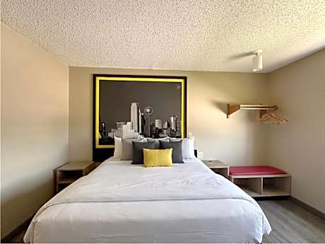 King Room with Bath Tub - Mobility Accessible/Non-Smoking