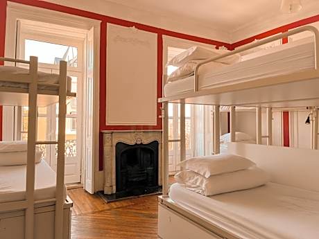 Bed in 10-Bed Mixed Dormitory Room with Shared Bathroom