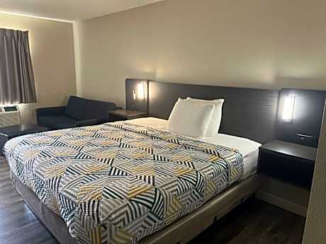 1 King Bed | Non-Smoking, Hot Tub, Micfridge