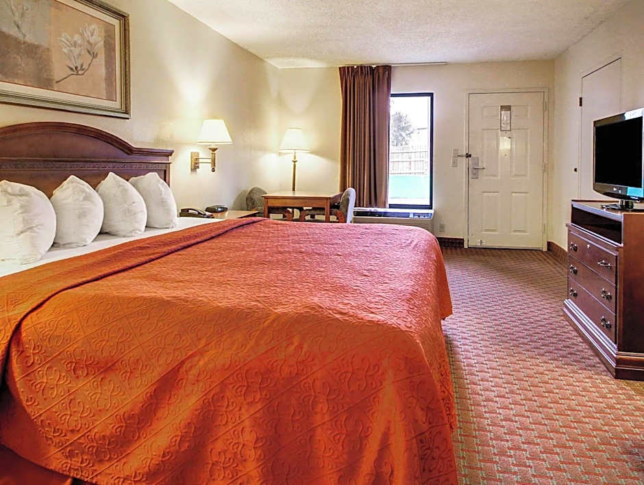 Quality Inn & Suites Clinton - Jackson West