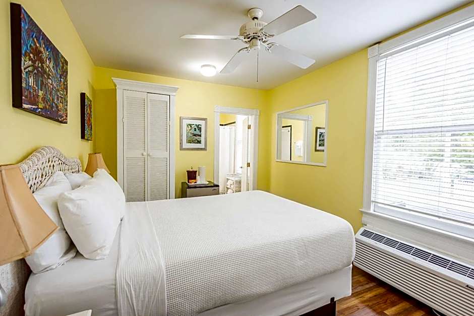 Classic Queen - Curry Mansion with Heated Pool
