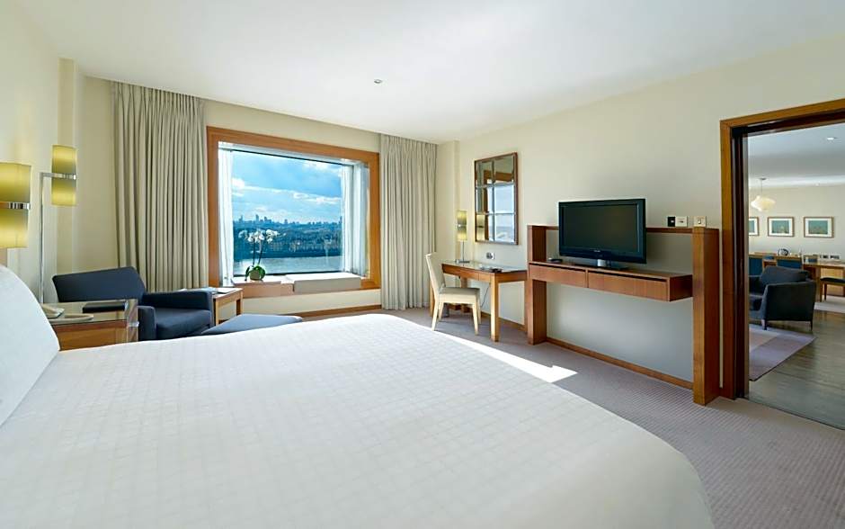 Canary Riverside Plaza Hotel