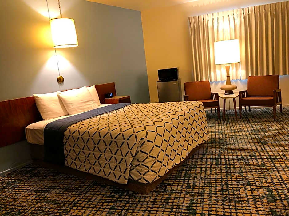Curly Redwood Lodge