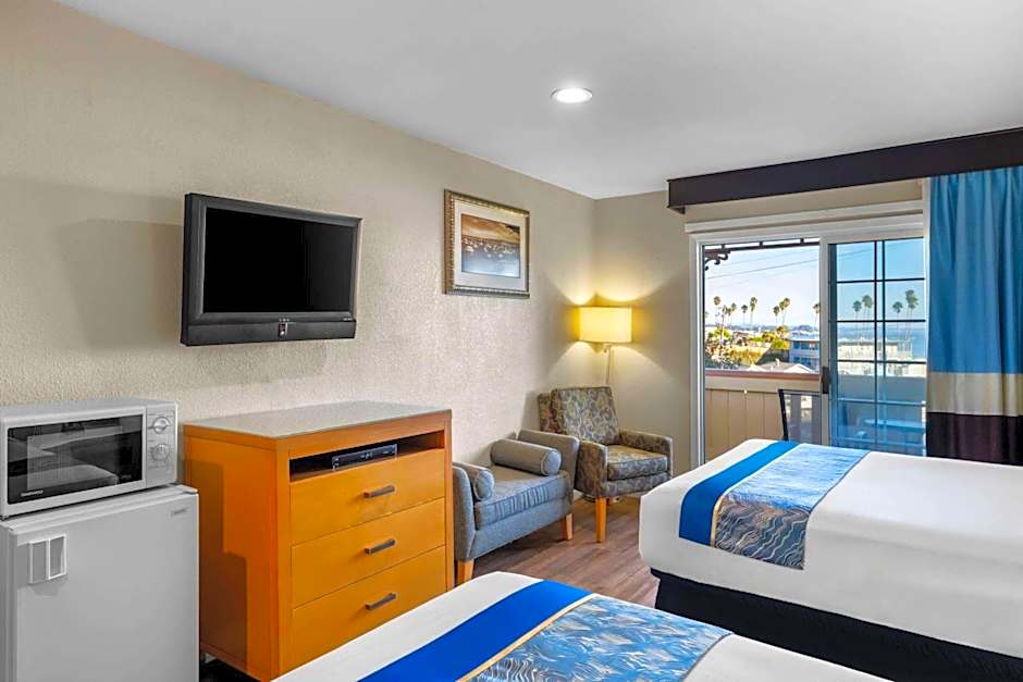 Howard Johnson by Wyndham Santa Cruz Beach Boardwalk