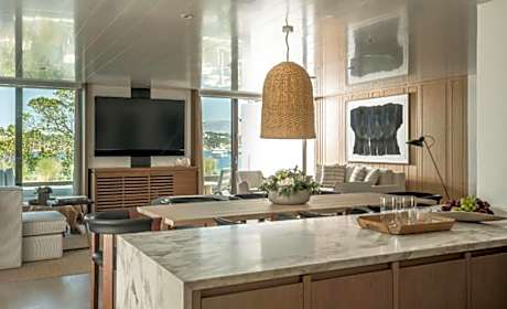 NAFSIKA AMBASSADOR SUITE