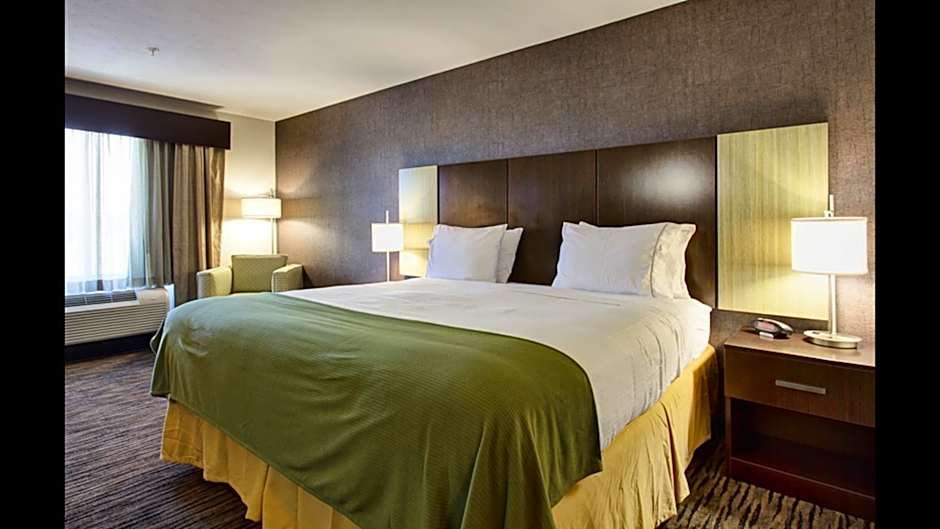 Holiday Inn Express & Suites North Fremont By IHG