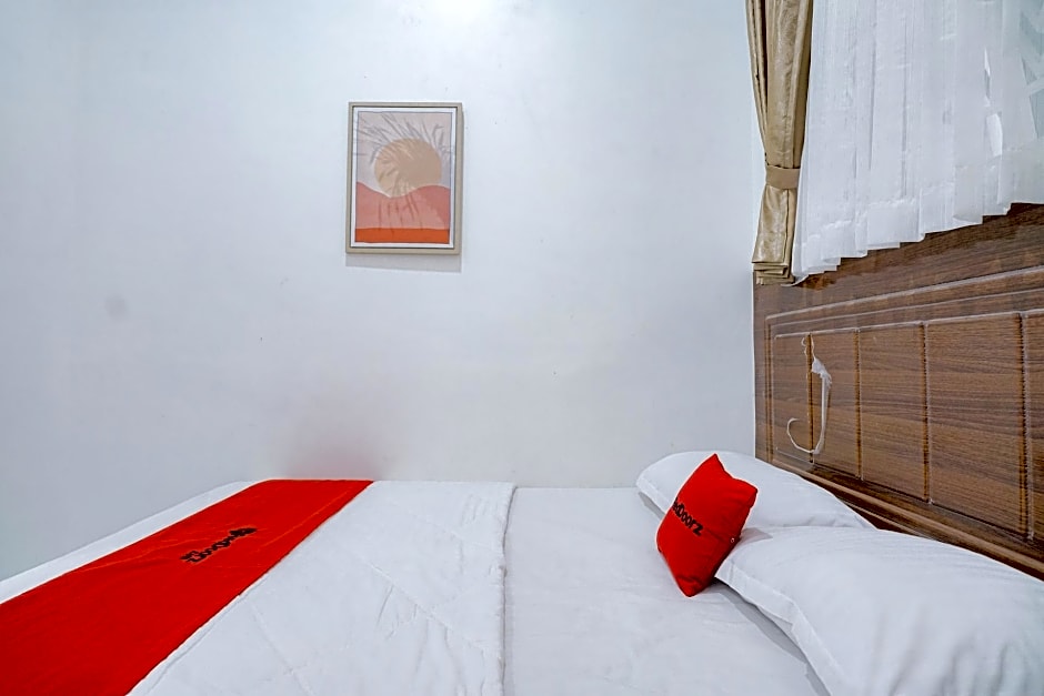 RedDoorz near Pantai Pandan Sibolga