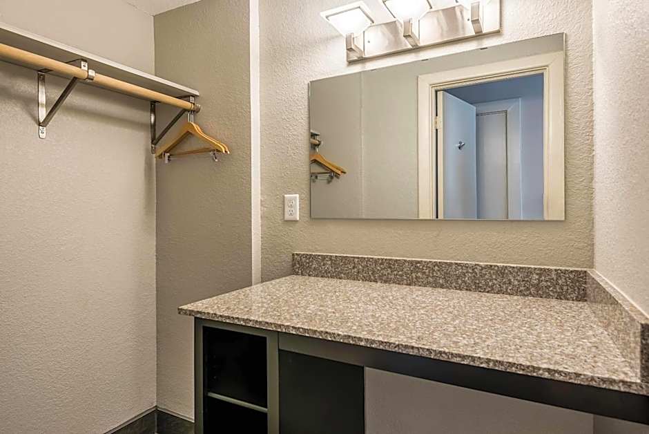 Hotel Bothwell Sedalia Central District, an Ascend Collection Hotel