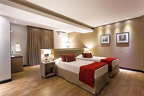 Premium Suite triple with 3 twin bed