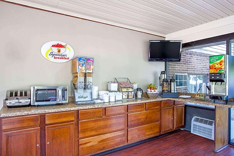 Super 8 by Wyndham Waldorf