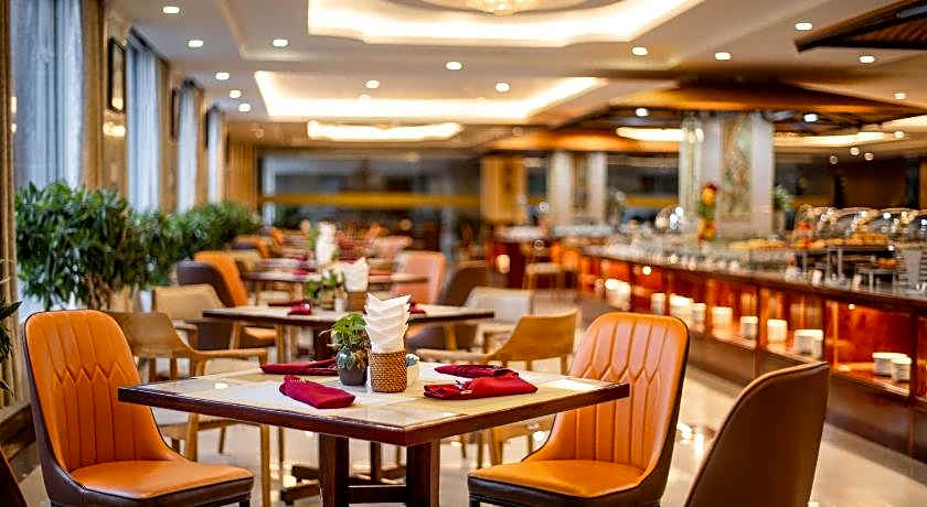 Van Phat Riverside Hotel