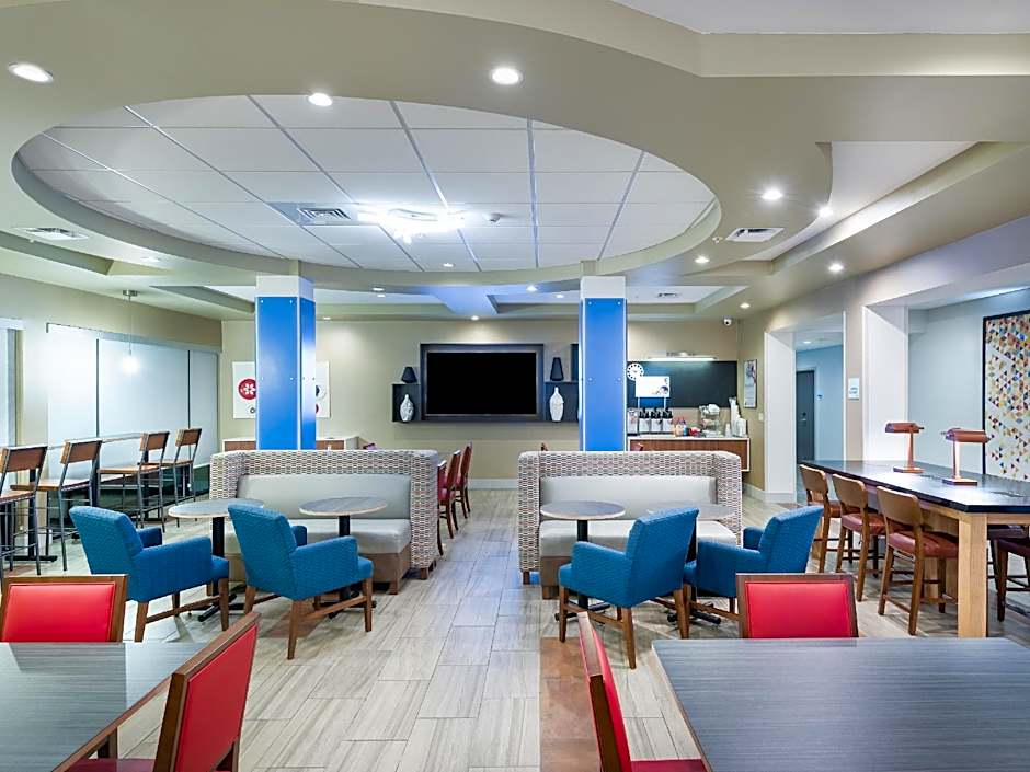 Holiday Inn Express & Suites Lakeland South By IHG