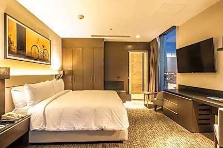Suite with One King Bed, Balcony and Volcano View