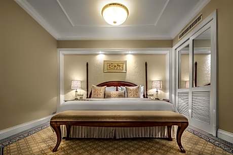 Superior King Room Lake View