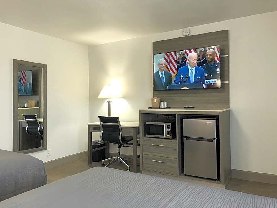 Seven Seas Inn & Suites