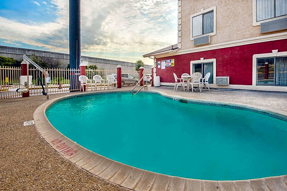 Super 8 by Wyndham San Antonio/I-35 North