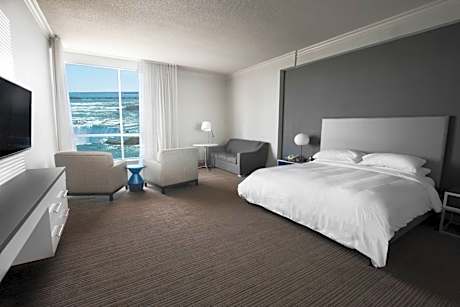 King Suite with Sofa Bed and Whirlpool - High Floor