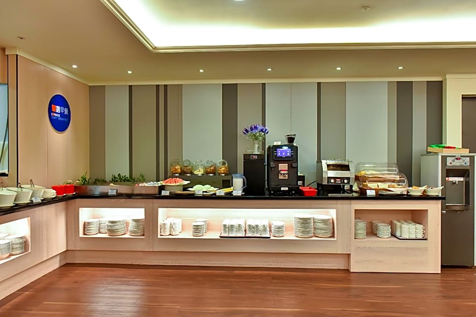 Holiday Inn Express Taipei Train Station